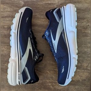 W Brooks Ghost size 8